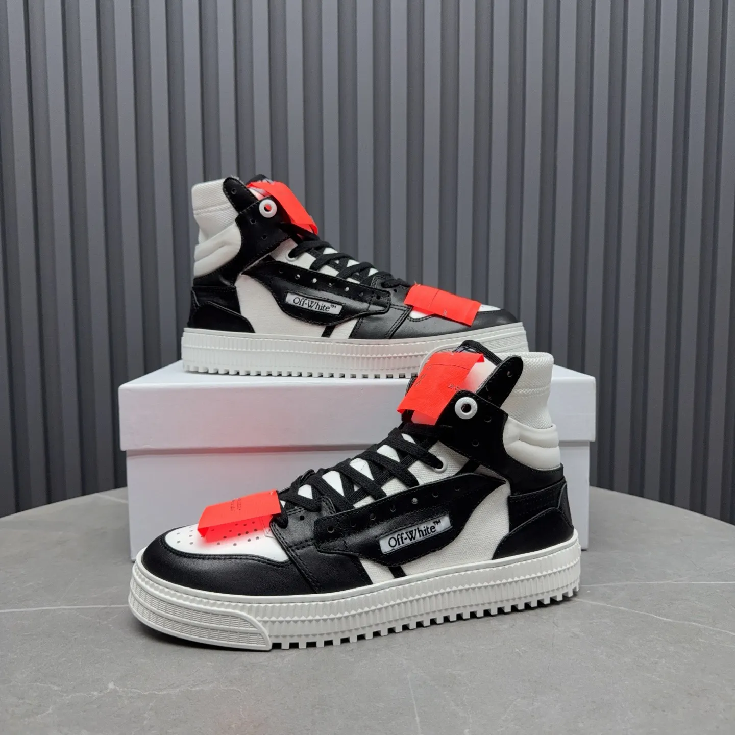 Men's shoes💰740 OFF WHITE ⚡️Couple style⚡️The latest spring style street casual shoes, released with the highest quality version on the market👊Series original mold opening, original lasting, production technology 1:1 original version➰🔜The best choice for more and more celebrities and Internet celebrities🔸In the classics Changes in the code🔸Innovate in the trend🔸Strive to break away from the shackles of bad street design🔝Although he is not the originator of fashion design, he is definitely a shining dark horse in avant-garde design🐴🆙Do not follow the trend🔅Not universal beauty🔅 Fabric💯First-layer cowhide Lining💯Imported skin-friendly and environmentally friendly polyester mesh Foot pads💯Original molded high-elastic environmentally friendly molding pads Midsole💯Made with original last-last technology Outsole💯Rubber outsole Packaging💯Official website synchronizes full set of packaging (brand wrapping paper, brand certificate, brand cloth bag) Code numbers 35-44, 45 46 Customized